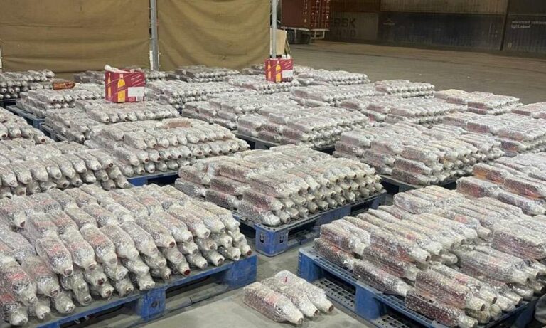 “الجمارك”-تحبط-محاولة-تهريب-3591-زجاجة-خمر-مخبأة-بإحكام-داخل-حاوية-قادمة-من-إحدى-الدول