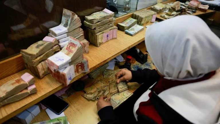 "نقطة-تحول".-ترمب-يكتب-نهاية-46-عاماً-من-العقوبات-الأميركية-على-سوريا