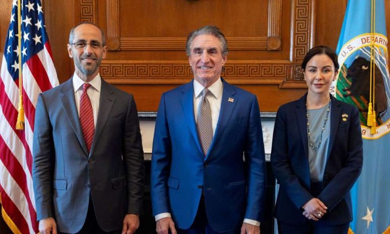 سفيرة-الكويت-بواشنطن-والرئيس-التنفيذي-لمؤسسة-البترول-يبحثان-مع-وزير-الداخلية-الأمريكي-تعزيز-التعاون-الاستراتيجي