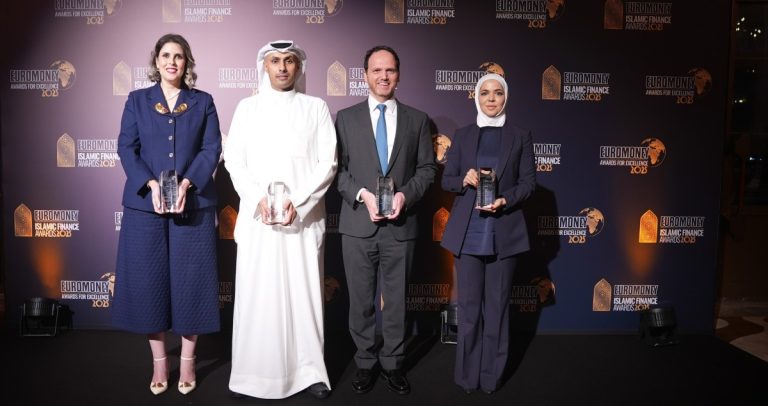 'الوطني'-يحصد-4-جوائز-من-'يوروموني'-للتميز-خلال-2025