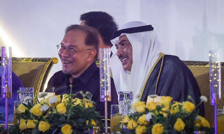 رئيس-الوزراء-الماليزي-يعبر-عن-بالغ-تقديره-لحضور-ممثل-سمو-أمير-البلاد-سمو-ولي-العهد-قمة-آسيان-والخليج-والصين