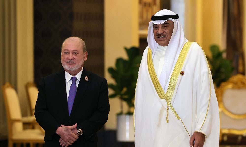 ممثل-سمو-أمير-البلاد-سمو-ولي-العهد-يحضر-مأدبة-غداء-أقامها-ملك-ماليزيا-على-شرف-قادة-الدول-المشاركة-بقمتي-الآسيان-والتعاون-والصين