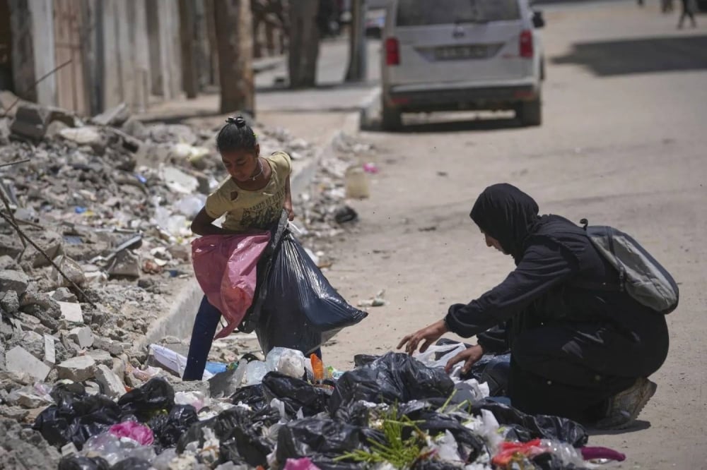 البحث-عن-الطعام-في-القمامة…-ملاذ-أخير-للنجاة-في-غزة