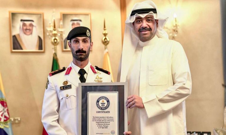 وزير-الدفاع-يشيد-بإنجاز-العقيد-الشطي-ودخوله-موسوعة-غينيس-بلقب-“أسرع-ماراثون-في-زي-عسكري-كامل”
