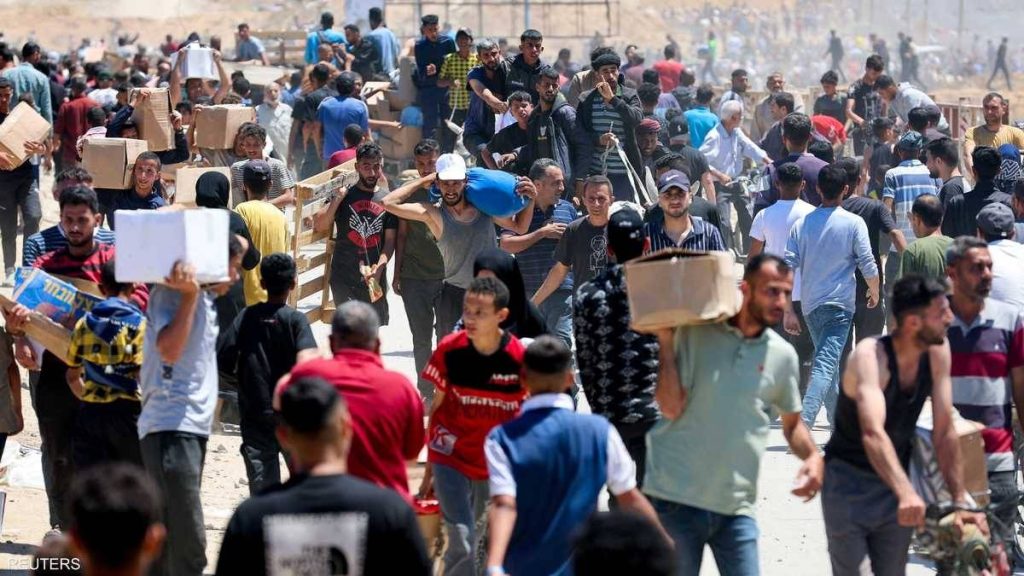 انفجار-وإطلاق-نار-خلال-تسلم-فلسطينيين-للمساعدات-في-غزة