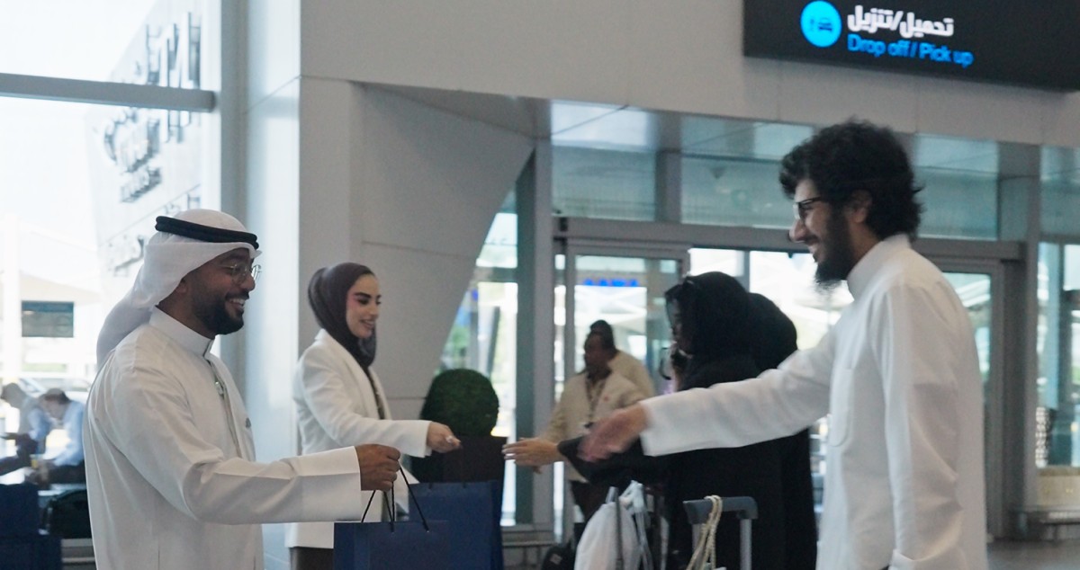 'بوبيان'-يوزع-الهدايا-على-الحجاج-قُبيل-مغادرتهم-للأراضي-المقدسة