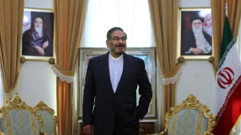 إيران-تؤكد-مقتل-المستشار-الأدميرال-علي-شمخاني-متأثراً-بجراحه