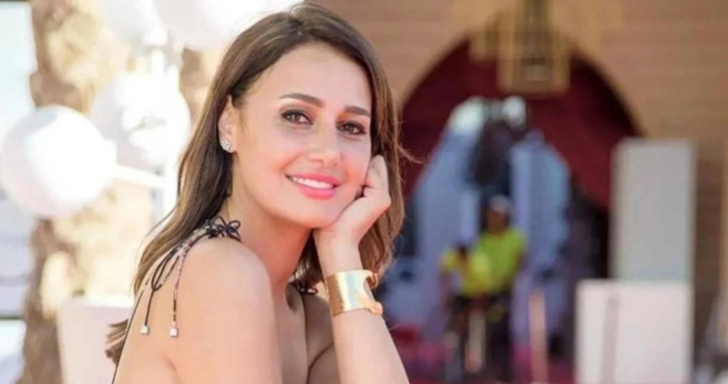 حلا-شيحة-ارتدت-الحجاب-و'هووبااا'-إلى-طليقها-الكندي
