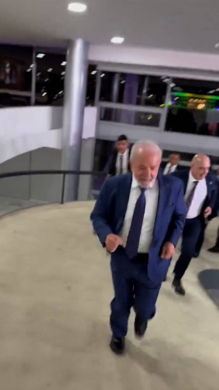 بالفيديو.-الرئيس-البرازيلي-يركض-برشاقة-وخلفه-الوزراء-داخل-بعد-الاجتماع