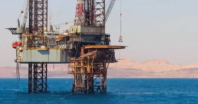 النفط-يسجل-أول-خسارة-شهرية-بعد-3-أشهر-من-المكاسب