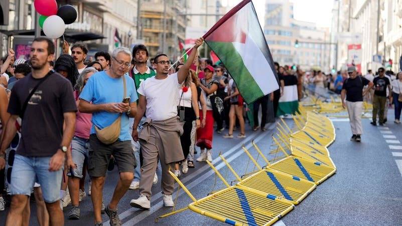 عرقلت-سباق-الدراجات.-رئيس-وزراء-إسبانيا-يشيد-بتظاهرات-مؤيدة-لغزة