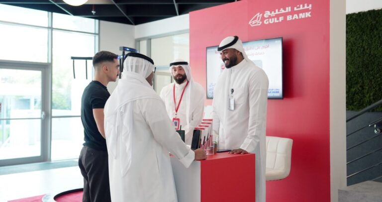 'الخليج'-يستعرض-خدماته-ومزايا-حساب-red-للشباب-بالجامعة-الأميركية