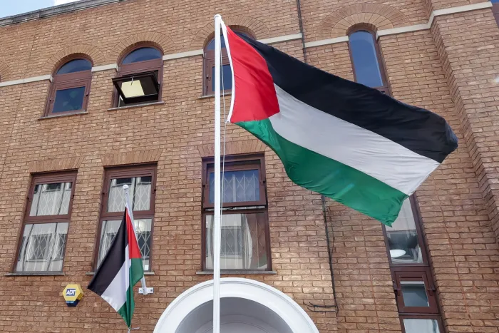 رفع-العلم-الفلسطيني-ولافتة-السفارة-فوق-الممثلية-في-لندن