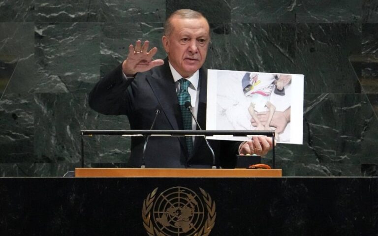 أردوغان-ساخرا-من-نتنياهو:-«زعيم-الإبادة»-الذي-لم-يجد-من-يصغي-إلى-أكاذيبه