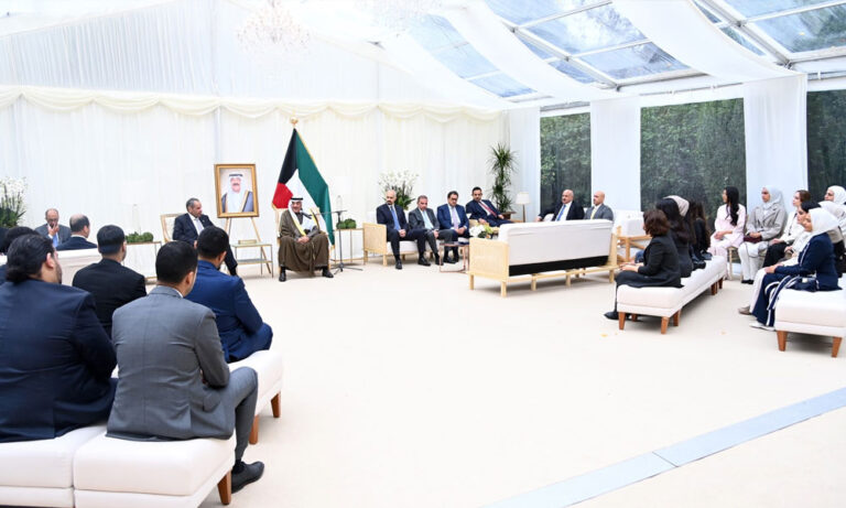 سمو-ولي-العهد-يستقبل-عددا-من-طلبة-الكويت-المتميزين-الدارسين-في-المملكة-المتحدة