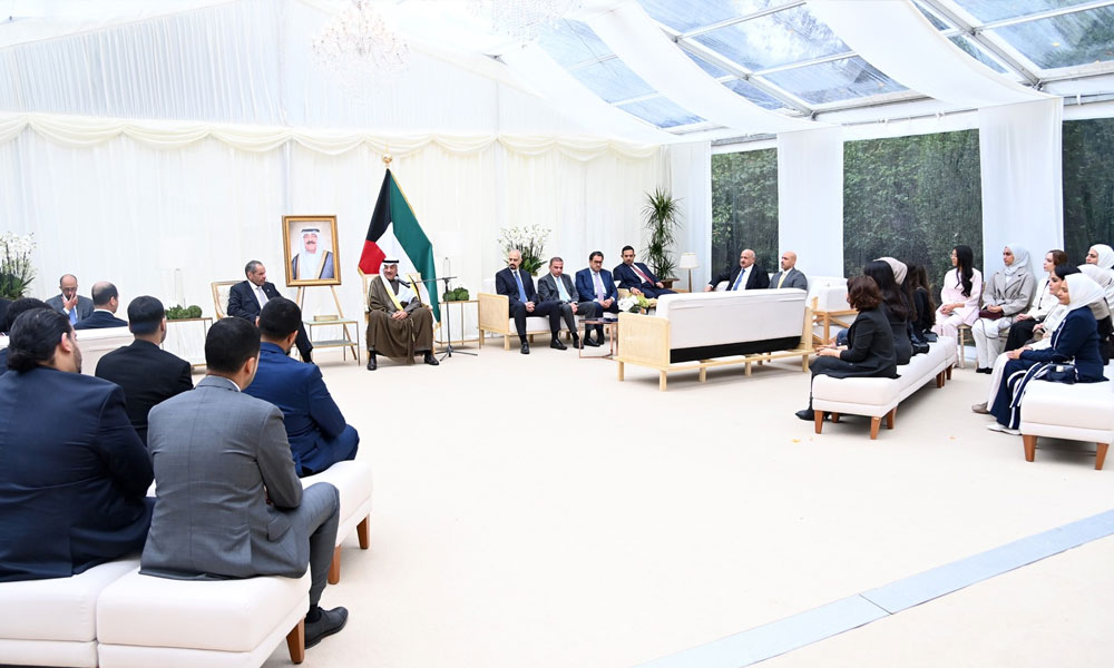 سمو-ولي-العهد-يستقبل-عددا-من-طلبة-الكويت-المتميزين-الدارسين-في-المملكة-المتحدة