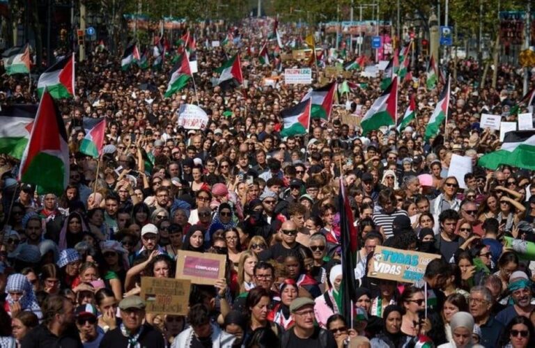 طوفان-بشري-يجتاح-برشلونة.-مطالبات-بإنهاء-تجارة-السلاح-مع-إسرائيل