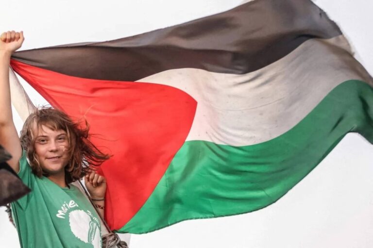 إسرائيل-أجبرت-غريتا-ثونبرغ-على-تقبيل-علمها-أثناء-احتجازها