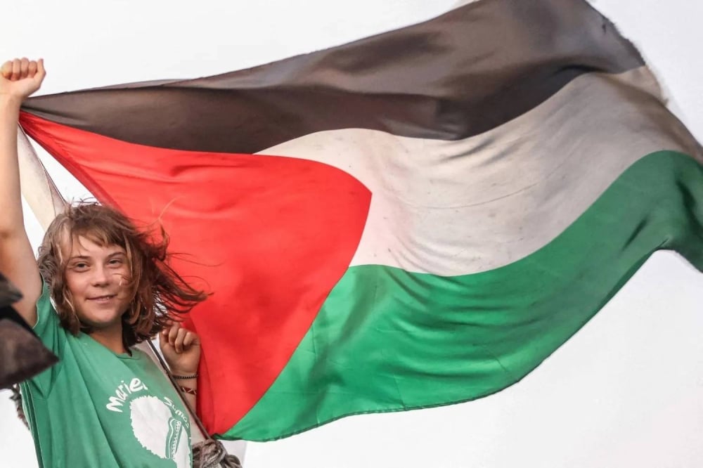 إسرائيل-أجبرت-غريتا-ثونبرغ-على-تقبيل-علمها-أثناء-احتجازها