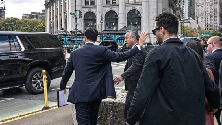 المرشح-لمنصب-عمدة-نيويورك-زهران-ممداني-يتعرض-للاعتداء-على-يد-محتج-في-مانهاتن-(فيديو)