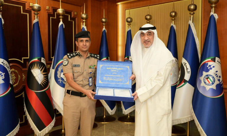 النائب-الأول-ووزير-الداخلية-يتسلم-النسخة-الرابعة-من-قانون-المرور-ولائحته-التنفيذية-لعام-2025