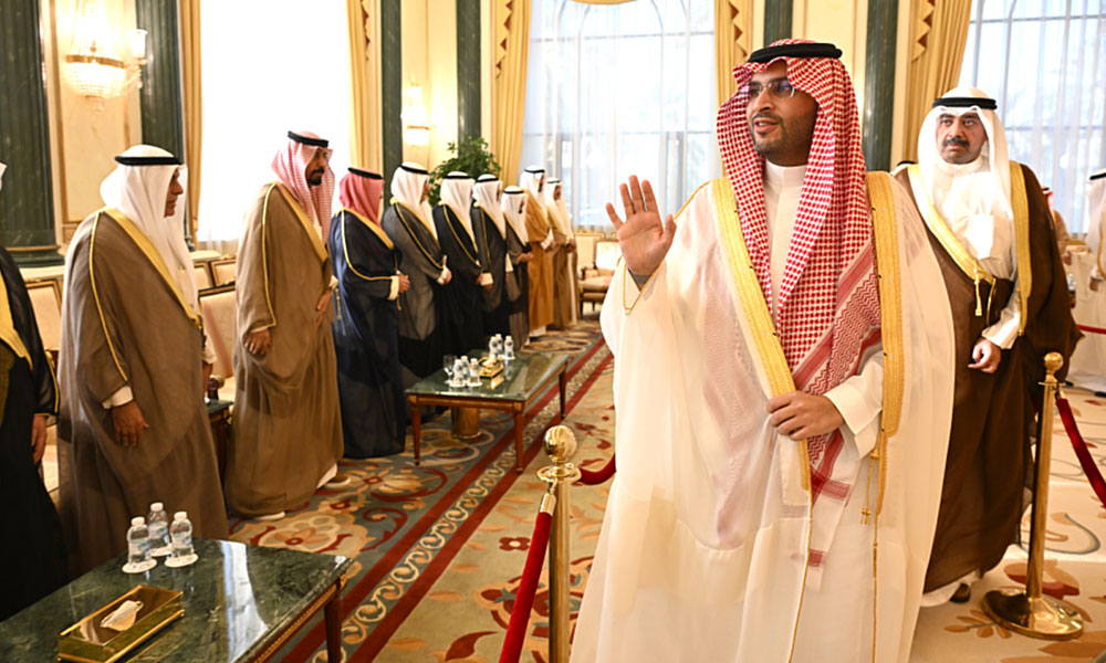 ممثل-خادم-الحرمين-وولي-العهد-السعودي-يقدم-واجب-العزاء-في-وفاة-الشيخ-علي-عبدالله-الأحمد-الجابر-الصباح