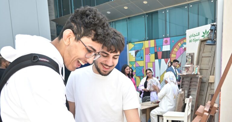 'التجاري'-يزور-طلاب-الجامعة-الأميركية-للتعريف-بالتراث-الكويتي