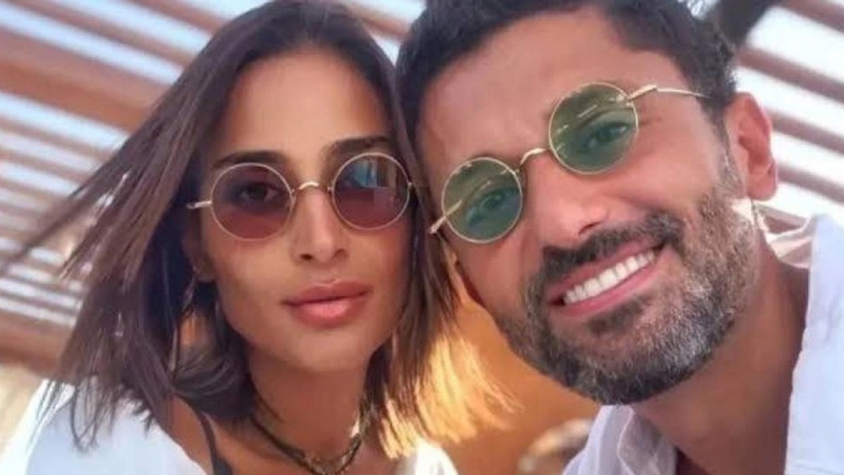 كريم-محمود-عبدالعزيز-يعلن-انفصاله-عن-زوجته