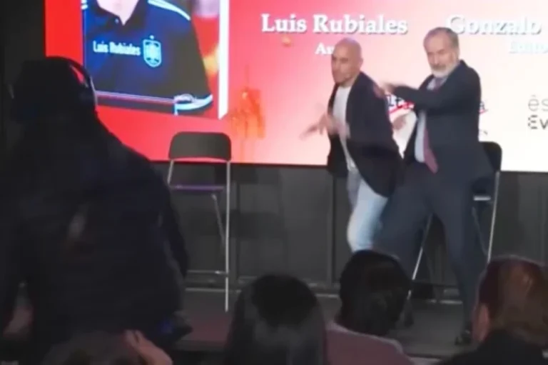 الرئيس-السابق-للاتحاد-الأسباني-يـتعرض-للرشق-بالبيض-خلال-حفل-توقيع-كتابه