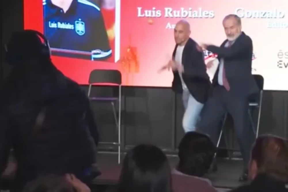 الرئيس-السابق-للاتحاد-الأسباني-يـتعرض-للرشق-بالبيض-خلال-حفل-توقيع-كتابه