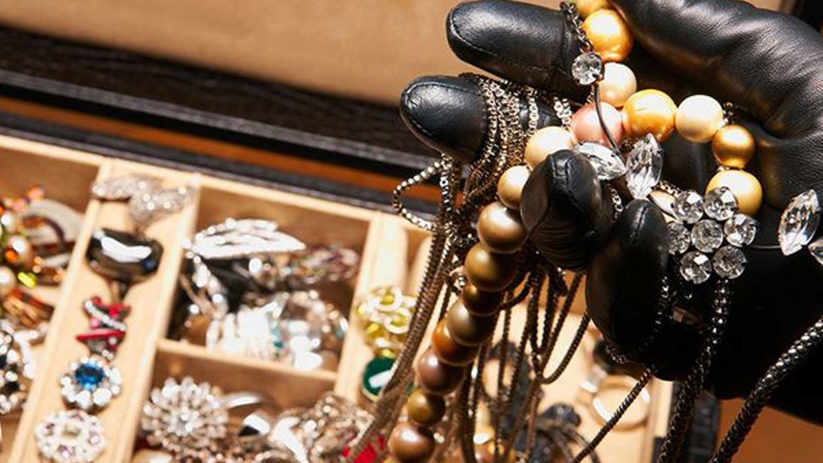 لصوص-يحتجزون-صائغاً-وزوجته-ويسرقون-مجوهرات-بـ1.2-مليون-دولار