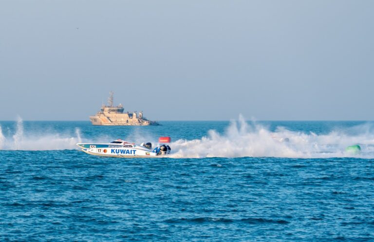 انطلاق-الجولة-الثانية-من-بطولة-العالم-للزوارق-السريعة-في-الكويت