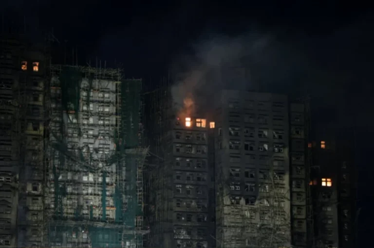 هونج-كونج:-السيطرة-على-حريق-التهم-7-مبانٍ-سكنية-وأسفر-عن-75-قتيلاً-و270-مفقودًا