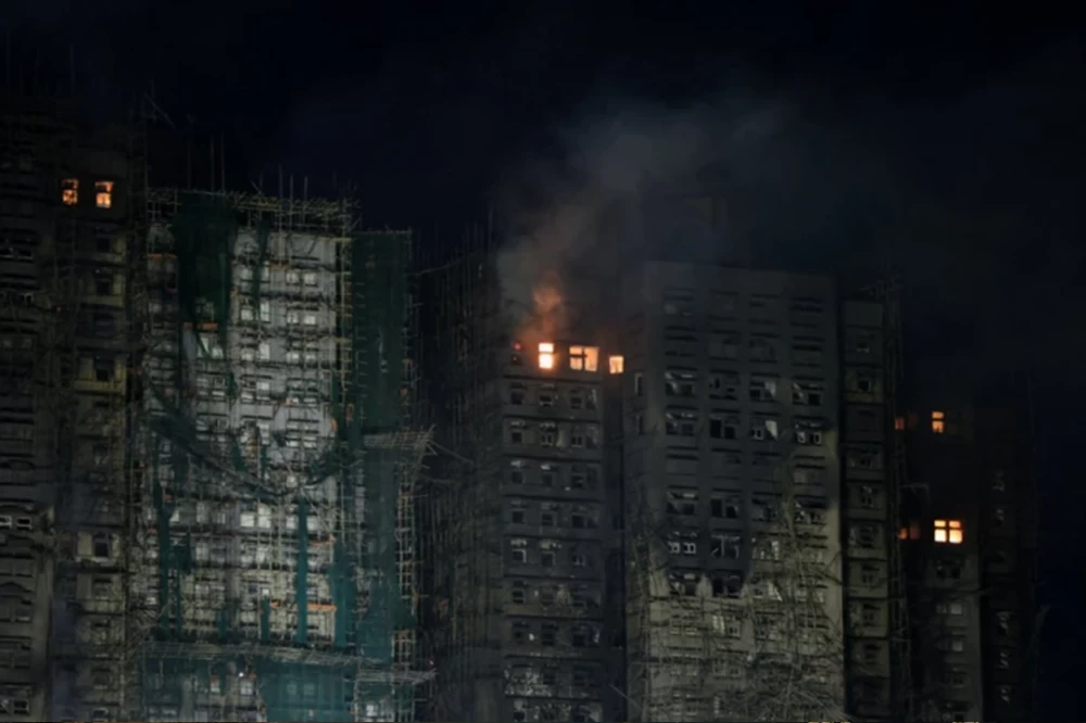 هونج-كونج:-السيطرة-على-حريق-التهم-7-مبانٍ-سكنية-وأسفر-عن-75-قتيلاً-و270-مفقودًا