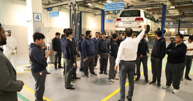 'الساير'-تستعرض-المركبات-الهجينة-لطلاب-'ناصر-عبد-المحسن'