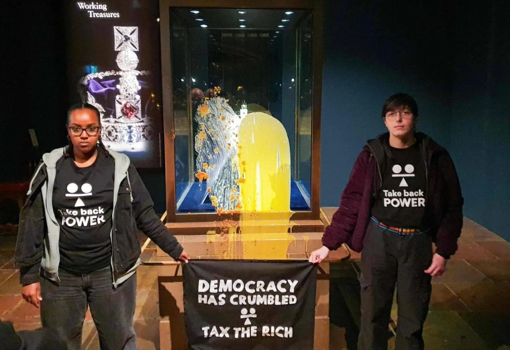 القبض-على-4-محتجين-لطّخوا-صندوق-عرض-التاج-البريطاني