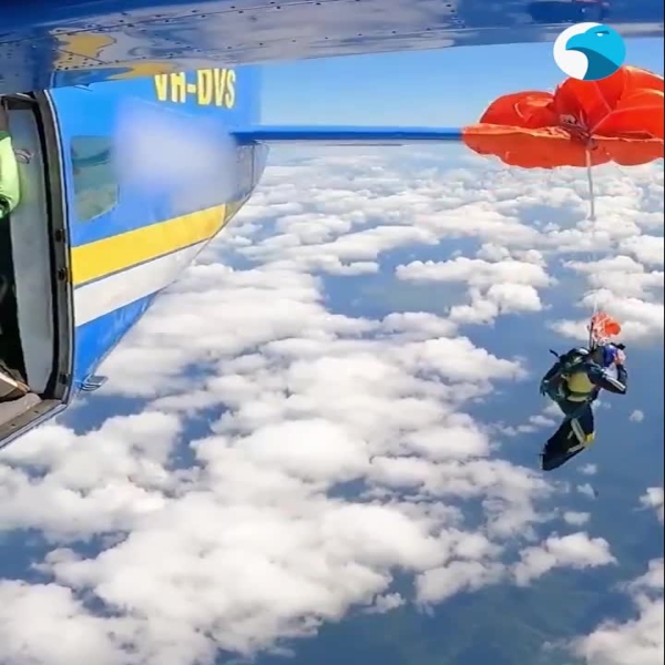 لحظات-مرعبة…-مظلّي-يعلق-بجناح-طائرة