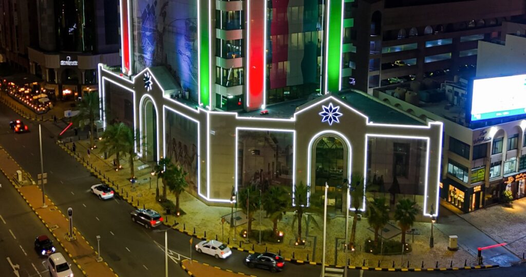 البنك-التجاري-يُزين-مبناه-الرئيسي-احتفالاً-بالأعياد-الوطنية