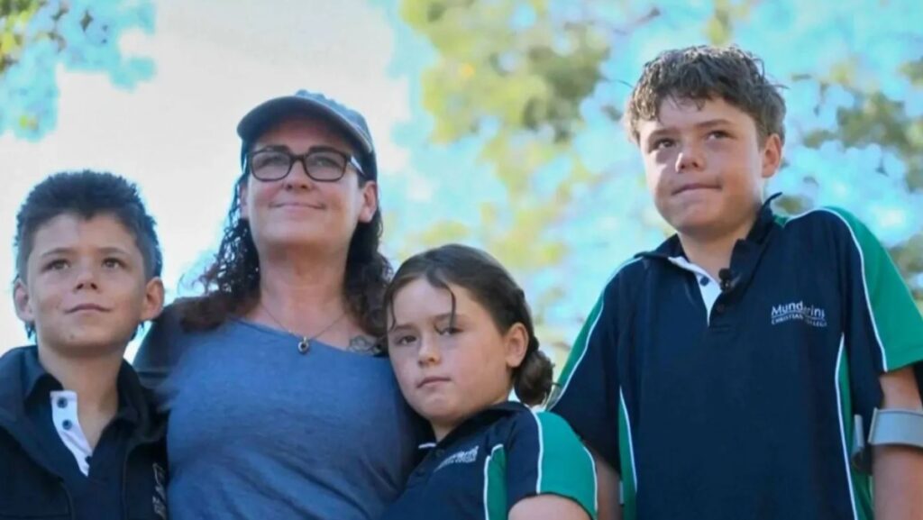 مراهق-سبح-ساعات-في-عرض-البحر-لإنقاذ-أسرته