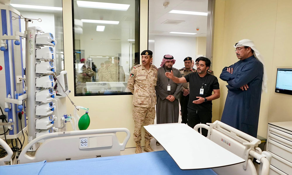 وزير-الدفاع-يدشن-جهاز-الروبوت-“hugo”-المستخدم-بالعمليات-الجراحية-بمستشفى-جابر-الأحمد-للقوات-المسلحة