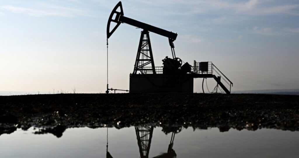 النفط-يتراجع-مع-الاستعداد-لجولة-جديدة-من-المحادثات-الأميركية-الإيرانية