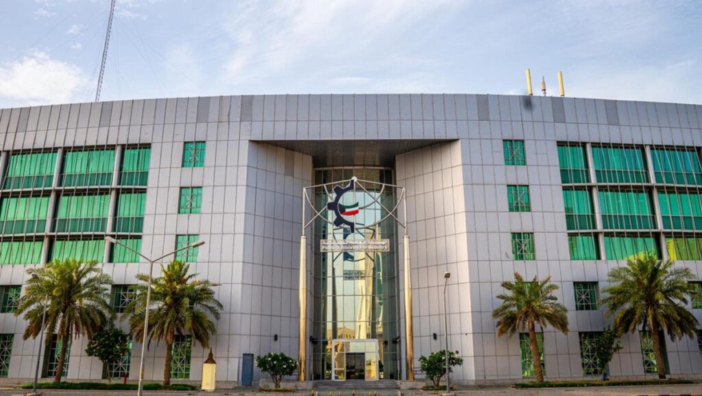 'الصناعة'-تدعو-مصانع-الأغذية-والمواد-الطبية-للعمل-بكامل-طاقتها