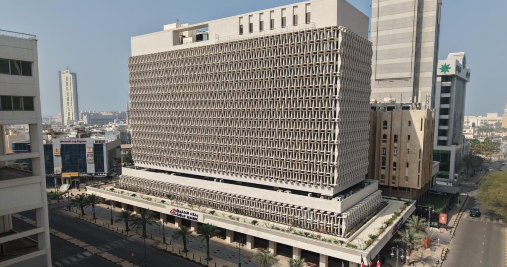 'الخليج'-يؤكد-استمرارية-أعماله-ومواصلة-خدماته-للأفراد-والشركات