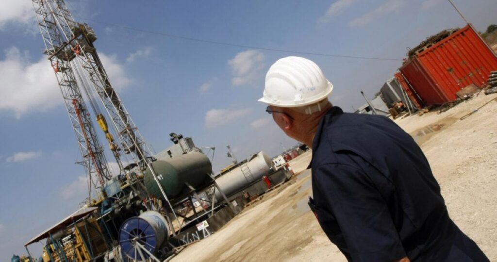 115-دولاراً-سعر-برميل-النفط…-قفز-30-%-وترامب:-ستنخفض-على-المدى-القصير