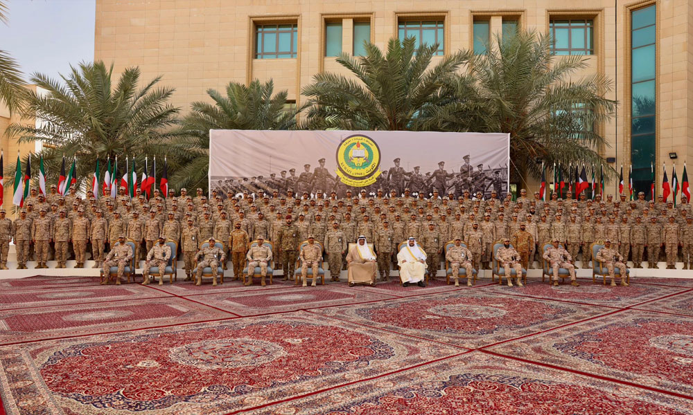 وزير-الدفاع-يحضر-مراسم-تخريج-الدفعة-24-من-الطلبة-الضباط-الجامعيين-بكلية-علي-الصباح-العسكرية