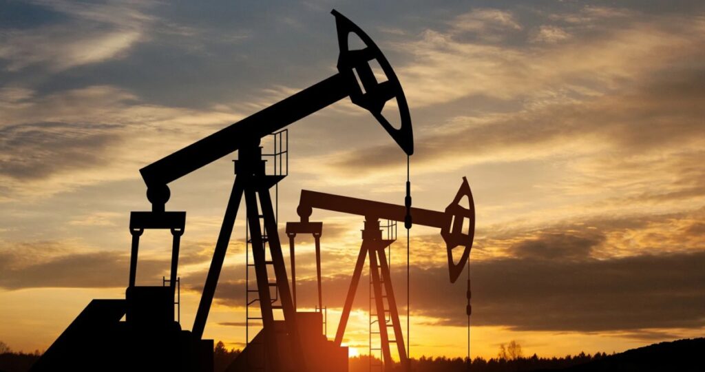 النفط-يتراجع-مع-ترقب-المستثمرين-لتطورات-الصراع-في-الشرق-الأوسط