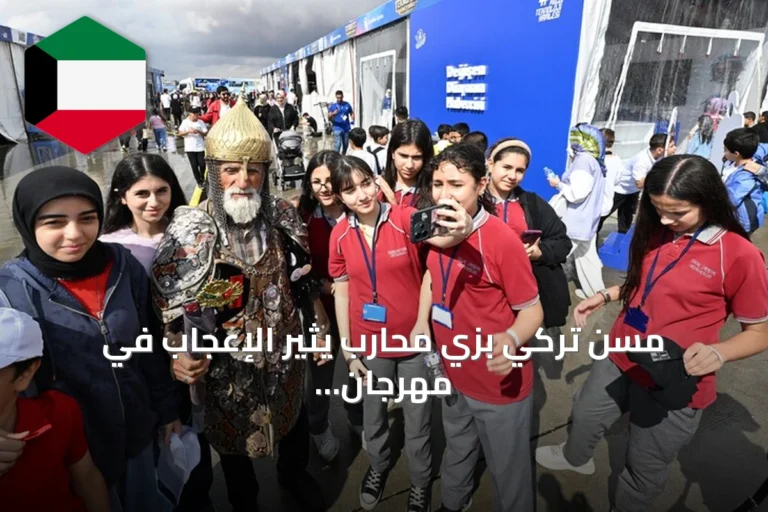 مسن تركي بزي محارب يثير الإعجاب في مهرجان تكنوفيست المتخصص في الطيران والفضاء